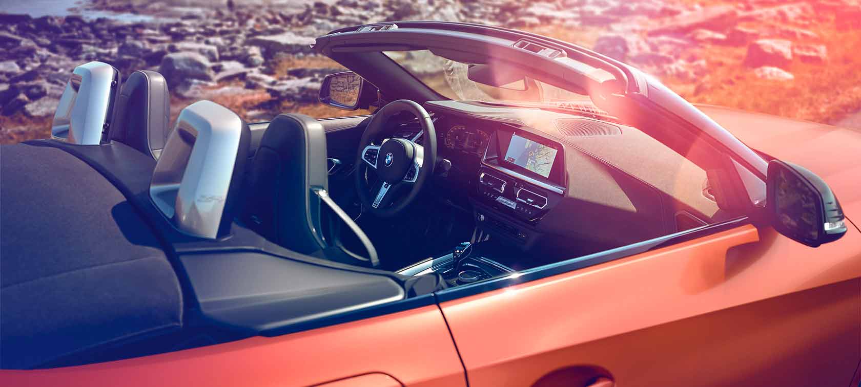 BMW Z4 First Edition с открытым верхом BMW Z4 First Edition с открытым верхом и местом водителя в центре внимания
